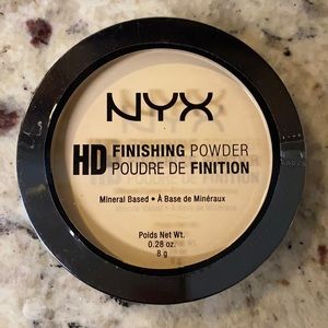 NYX HD Finishing Powder in Banana